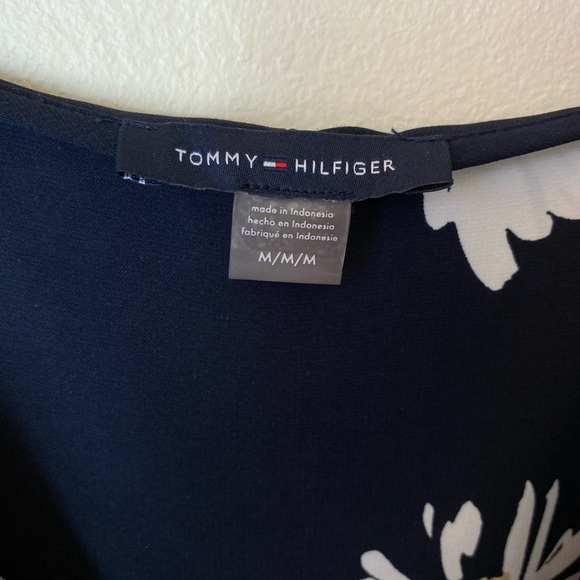 EUC Tommy Hilfiger Navy Floral Sleeveless Blouse - Picture 2 of 5